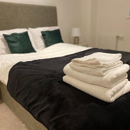 Triple T Homes Cosy 2 Bedroom Apartment With Balcony إيلفورد المظهر الخارجي الصورة