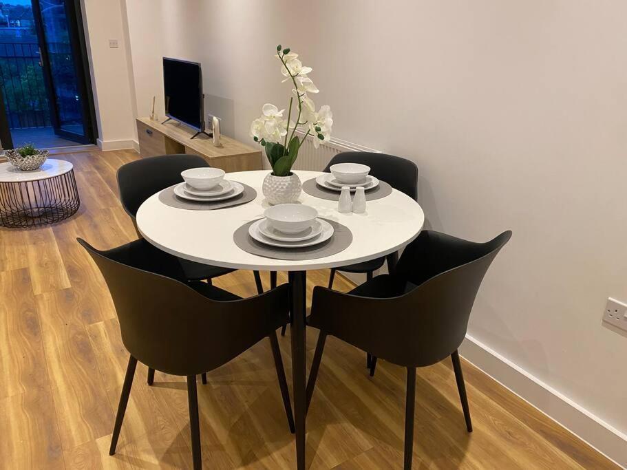 Triple T Homes Cosy 2 Bedroom Apartment With Balcony إيلفورد المظهر الخارجي الصورة